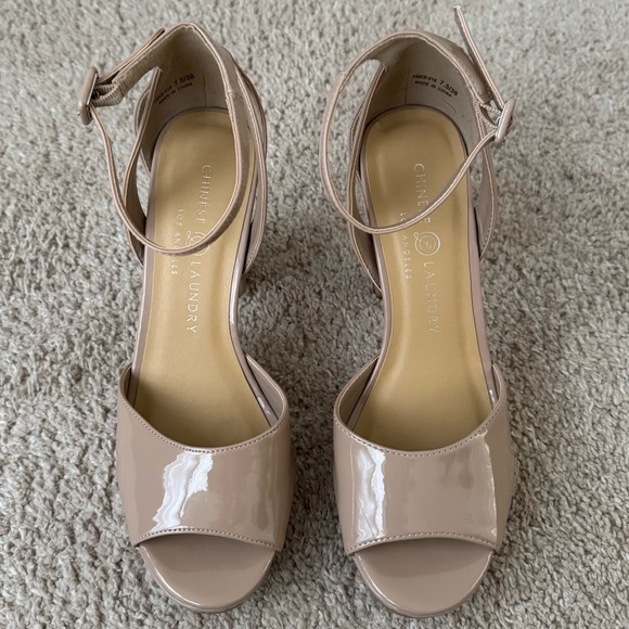 Chinese Laundry | Nude Patent Platform Heels 7.5 - Picture 2 of 5